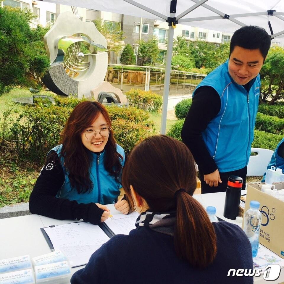 본문 이미지 - 양주수도관리단 직원들이 시민들에게 수질검사와 수도관 청소 서비스를 안내하고 있다. ⓒ News1