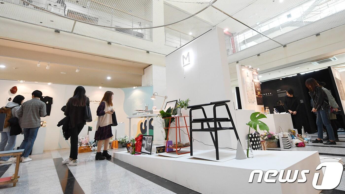 본문 이미지 - 모 대학 산업디자인학과 학생들의 작품 전시회 장면. /뉴스1DB