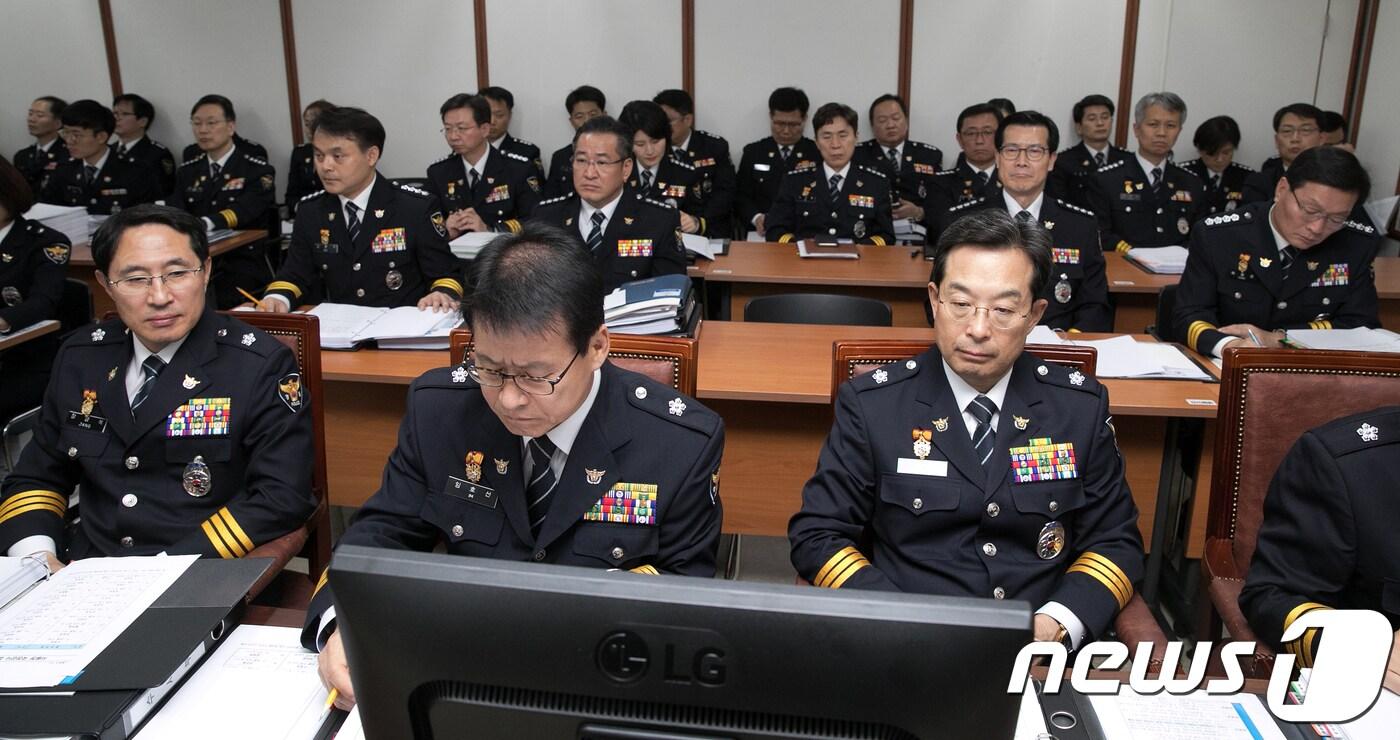 17일 서울 종로구 서울지방경찰청에서 열린 국회 행정안전위원회의 서울지방경찰청 국정감사에서 경찰관계자들이 자료를 살피고 있다. 2017.10.17/뉴스1 ⓒ News1 이승배 기자
