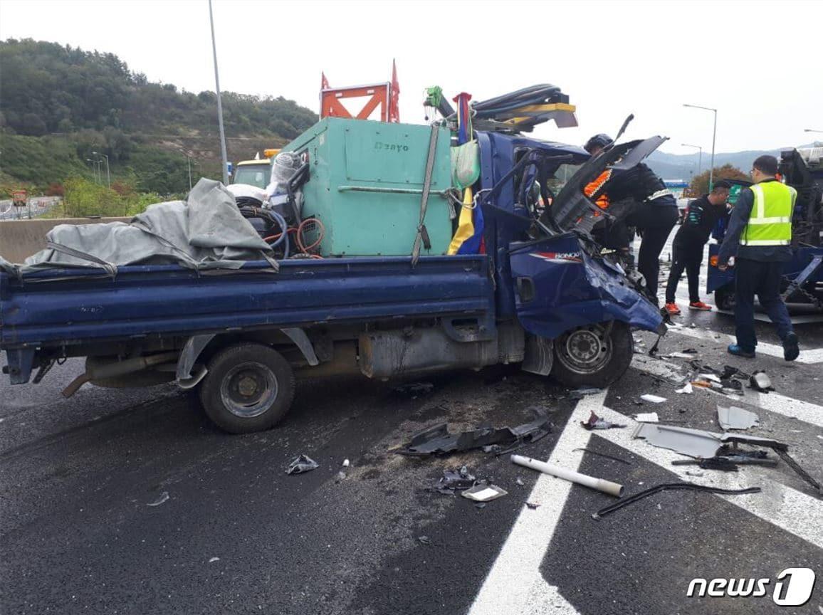 본문 이미지 - 18일 오전 10시4분쯤 충북 충주 대소원면 중부내륙고속도로 하행선 225㎞ 지점에서 A씨(46)가 운전하던 1톤 화물차가 도로공사용 사인카(3.5톤)를 들이받았다. (충북지방경찰청 제공) ⓒ News1