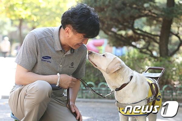 본문 이미지 - 신규돌 훈련사와 후보견 자몽.(사진 삼성화재안내견학교 제공) ⓒ News1