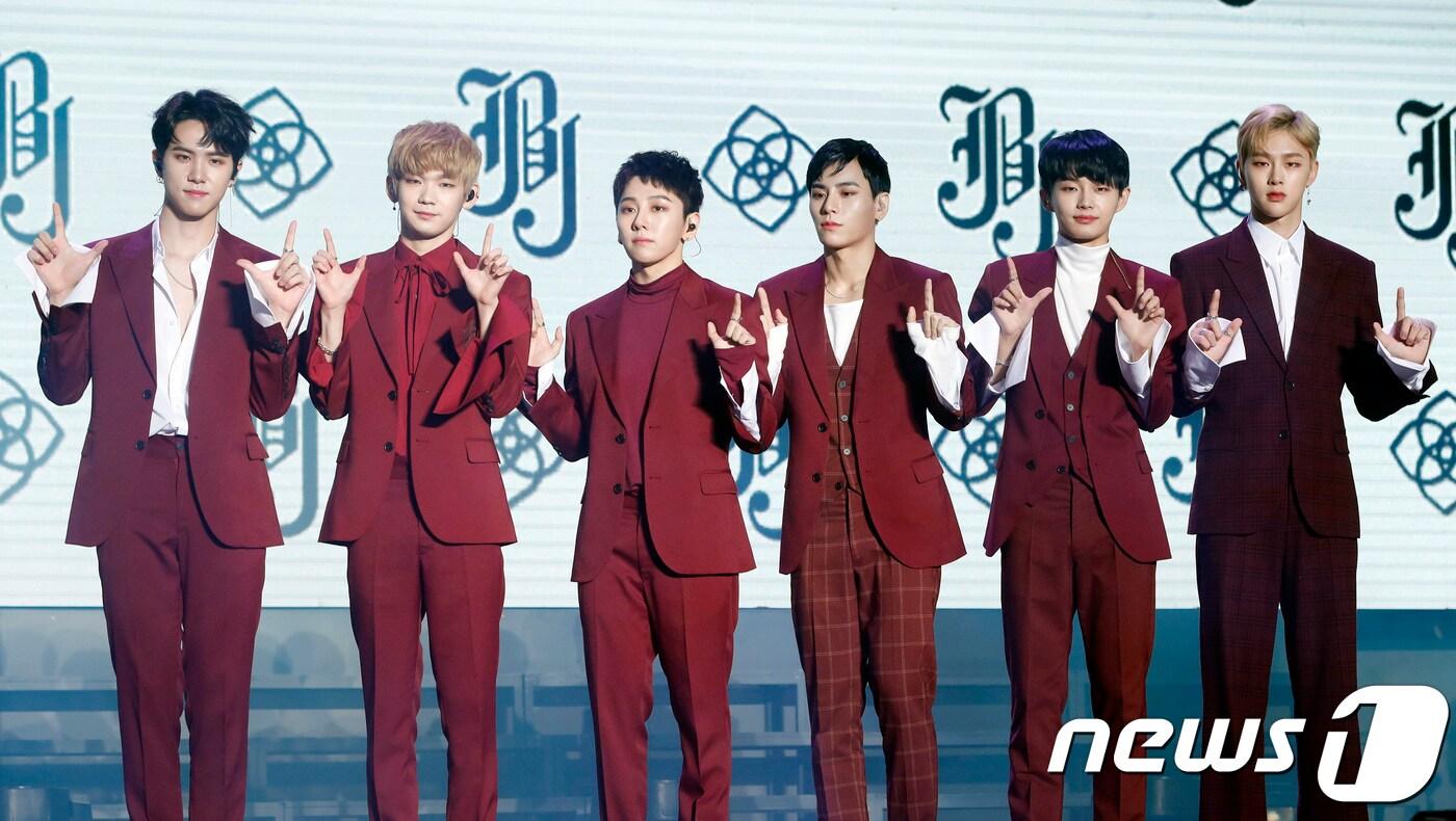 그룹 JBJ가 18일 오후 서울 성북구 고려대학교 화정체육관에서 열린 첫 미니앨범 '판타지(Fantasy)' 쇼케이스에 참석해 포즈를 취하고 있다. 2017.10.18. ⓒ News1 권현진 기자