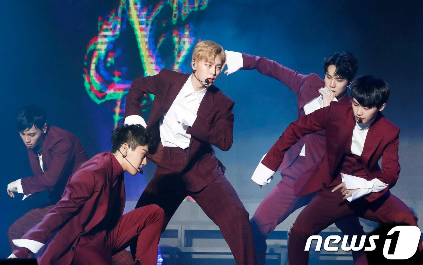 그룹 JBJ가 18일 오후 서울 성북구 고려대학교 화정체육관에서 열린 첫 미니앨범 '판타지(Fantasy)' 쇼케이스에 참석해 신곡을 선보이고 있다. 2017.10.18./뉴스1 ⓒ News1 권현진 기자