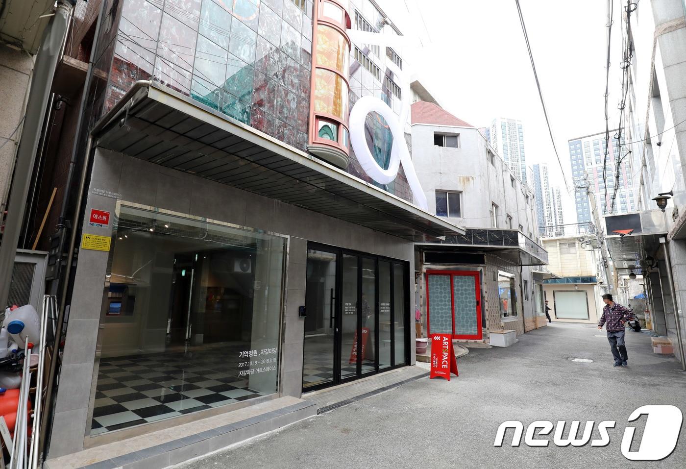본문 이미지 - 성매매업소 밀집지역인 속칭 대구 자갈마당에 기존 건물을 리모델링한 문화예술전시관 '자갈마당 아트스페이스'가 문을 열었다. 김구림·김영진·김승영씨 등 8명의 작가가 참여한 이번 전시는 내년 3월 18일까지 열린다. 2107.10.8/뉴스1 ⓒ News1 이종현 기자