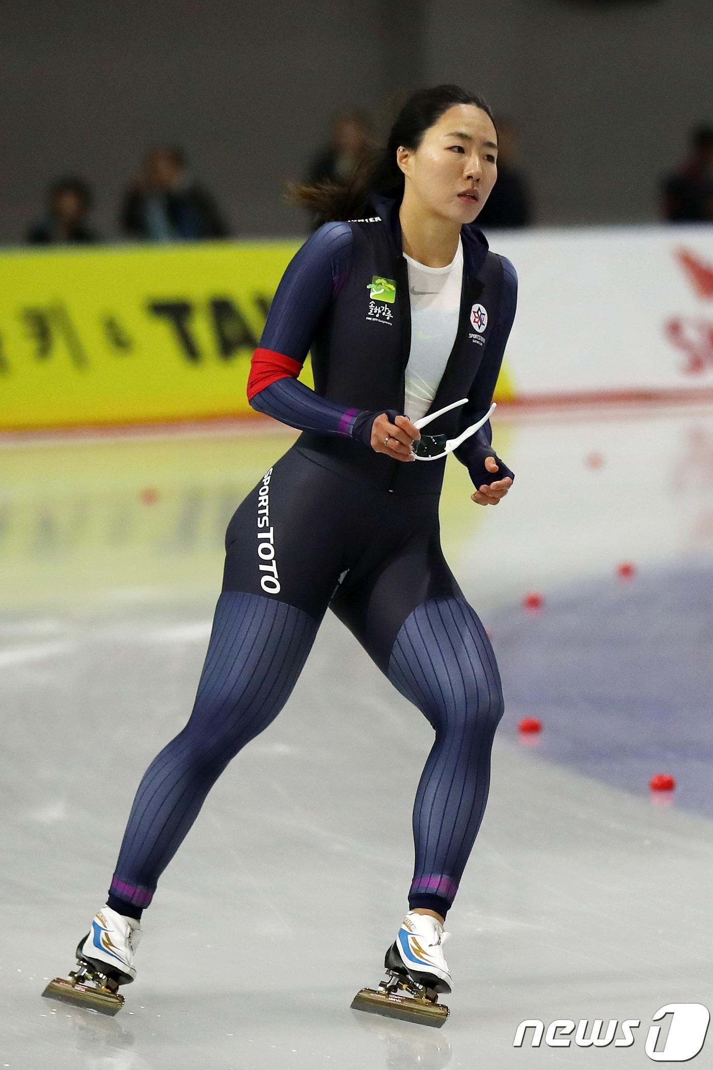 본문 이미지 - '빙속여제' 이상화가 18일 오후 서울 노원구 태릉국제스케이트장에서 열린 '제52회 전국남녀 종목별 스피드 선수권 대회' 겸 '2017~18 국제빙상경기연맹(ISU) 스피드 월드컵 파견대표 선발전' 여자부 500m 경기 1차전을 마친 뒤 숨을 고르고 있다.  2017.10.18/뉴스1 ⓒ News1 민경석 기자