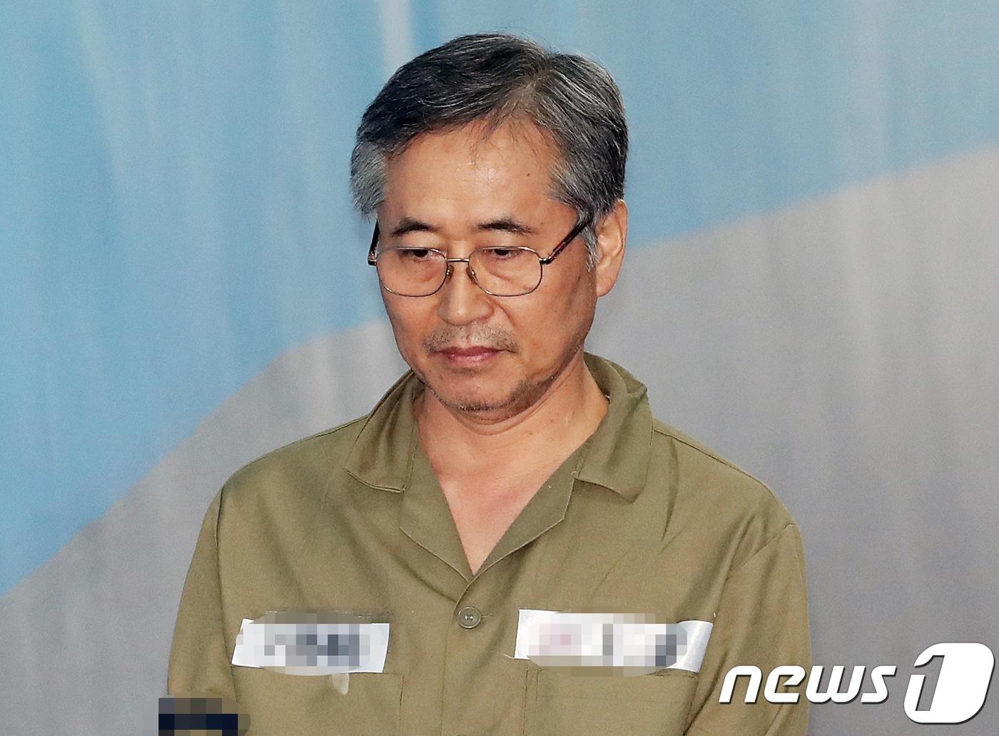 본문 이미지 - 추명호 전 국정원 국장이 피의자심문(영장실질심사)을 받기 위해 19일 오후 서울 서초구 서울중앙지방법원으로 들어서고 있다.  2017.10.19/뉴스1 ⓒ News1 이재명 기자