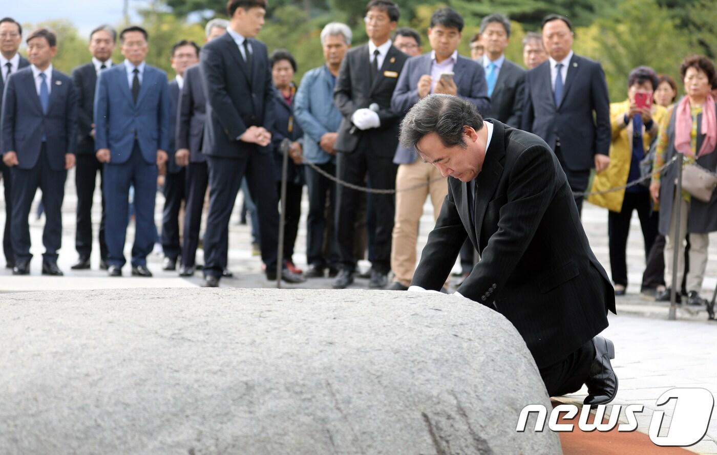 이낙연 국무총리가 19일 오후 경남 김해시 진영읍 봉하마을 고 노무현 전 대통령 묘역을 찾아 너럭바위를 어루만지고 있다. 2017.10.19/뉴스1 ⓒ News1 여주연 기자
