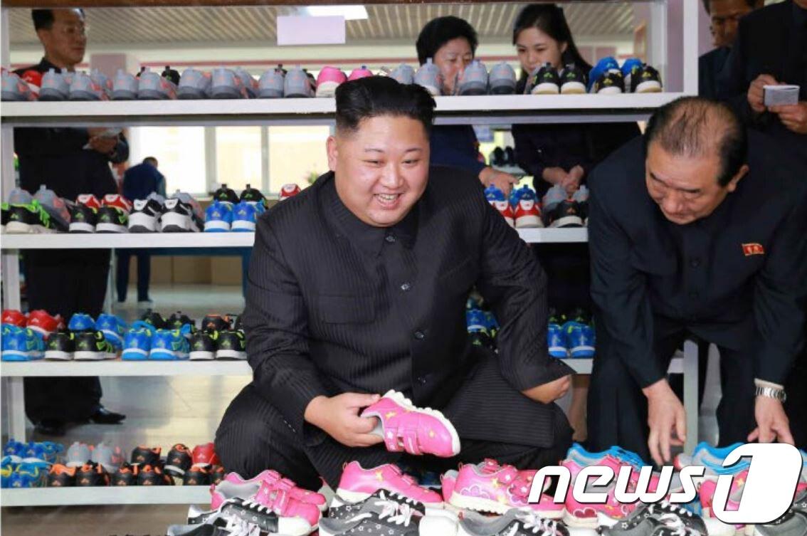 본문 이미지 - 김정은 북한 노동당 위원장이 최근 설비 현대화 공사를 마친 류원신발공장을 방문했다고 노동신문이 19일 보도했다.(노동신문)2017.10.19/뉴스1