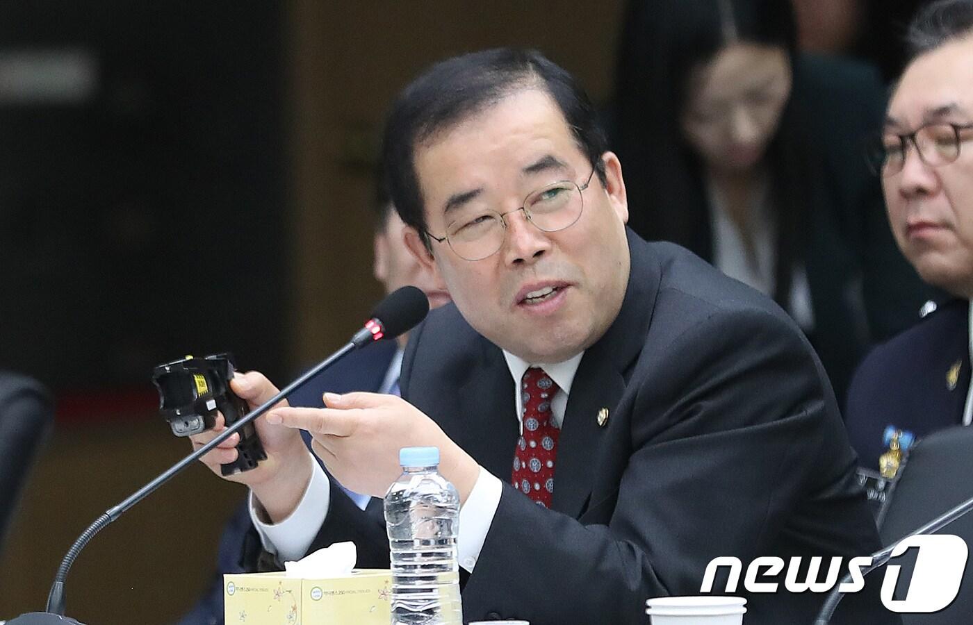 박성중 자유한국당 의원이 오후 경기도 수원시 장안구 경기남부지방경찰청에서 열린 경기남부지방경찰청, 경기북부지방경찰청에 대한 국회 행정안전위원회 국정감사에서 테이저건을 시연하고 있다. 2017.10.19/뉴스1 ⓒ News1 오장환 기자