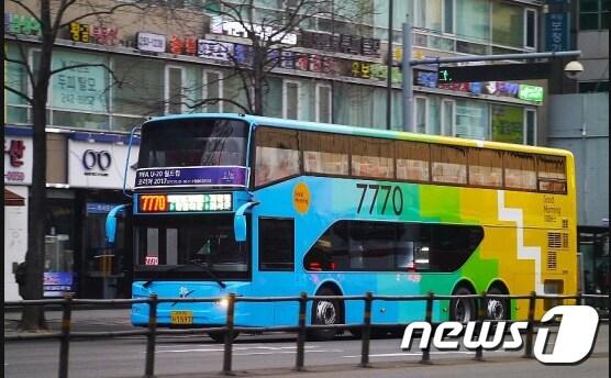 본문 이미지 - 경기도 수원역과 서울 사당역간을 운행중인 7770번 광역버스.(경기도 제공) ⓒ News1 