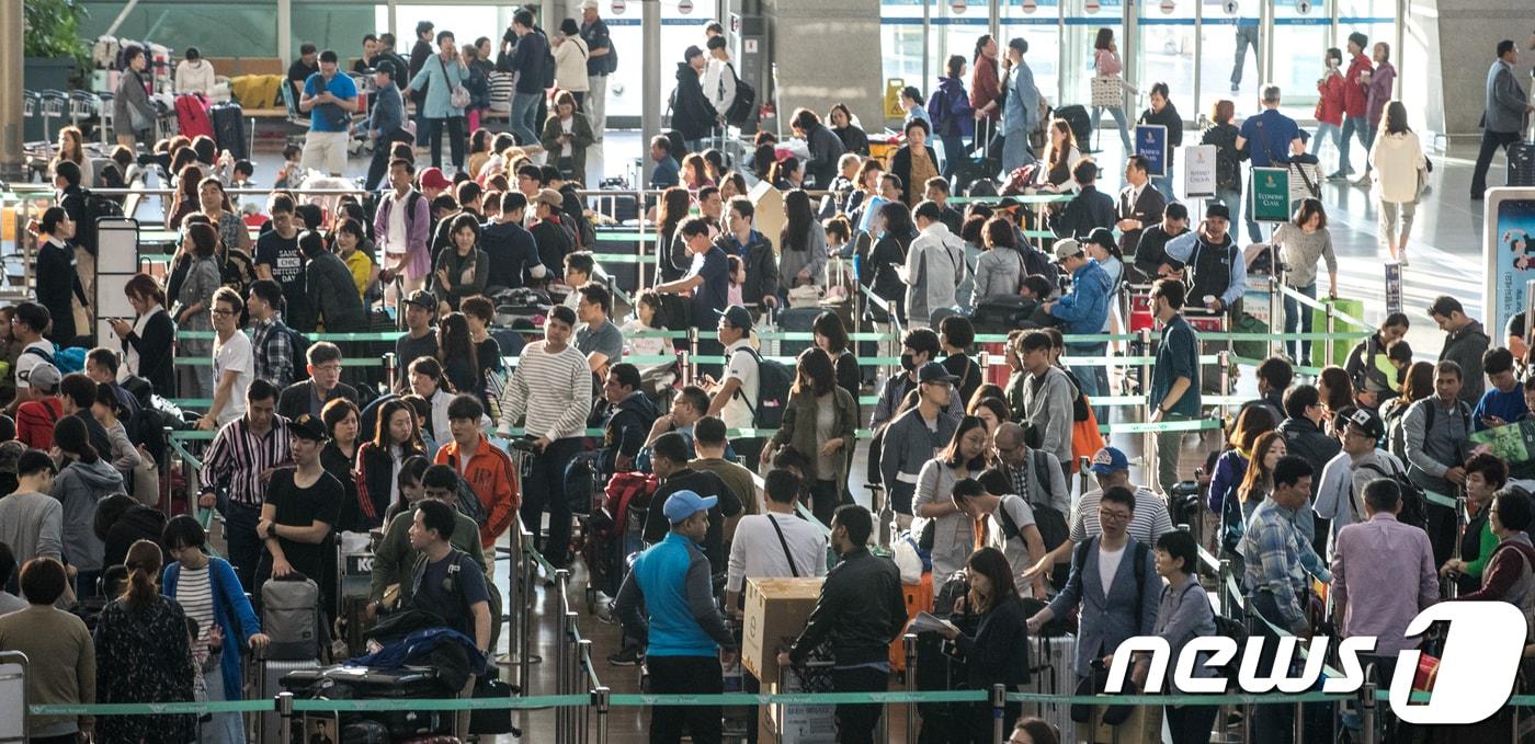 여행객으로 붐비는 인천국제공항 출국장 모습. /뉴스1 ⓒ News1