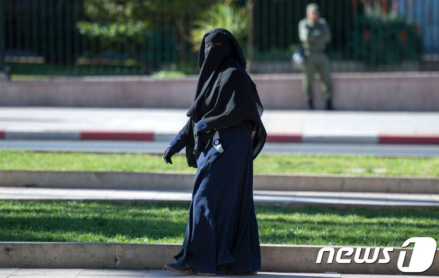 이슬람 전통 복장인 니캅을 착용한 무슬림 여성. ⓒ AFP=뉴스1