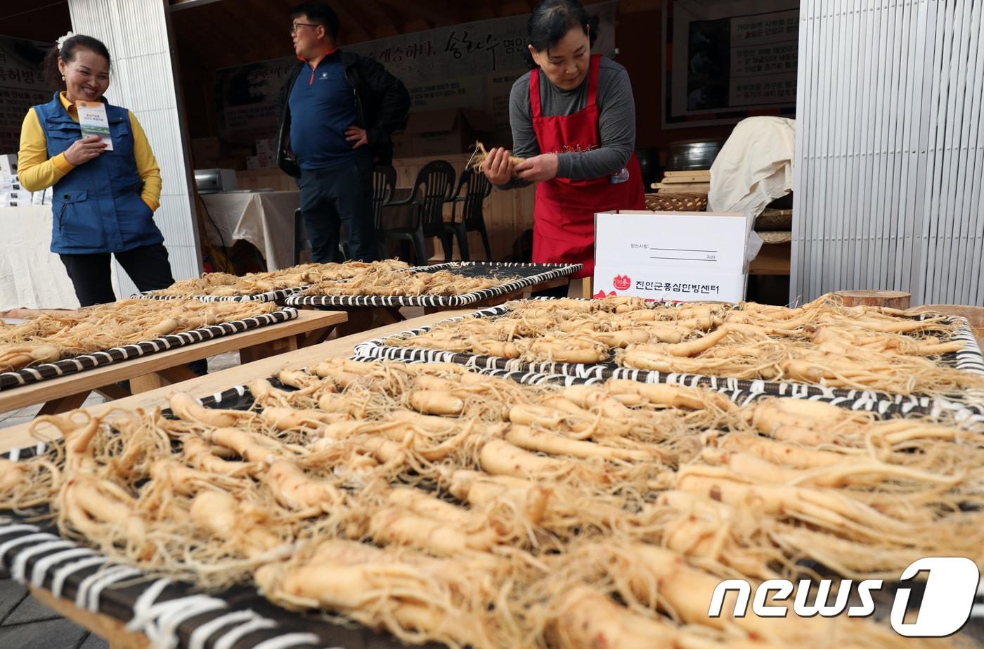 본문 이미지 - 전북자치도 진안군에서 생산된 인삼을 전통 방식으로 쪄내 홍삼을 만들고 있다.2024.8.6/뉴스1