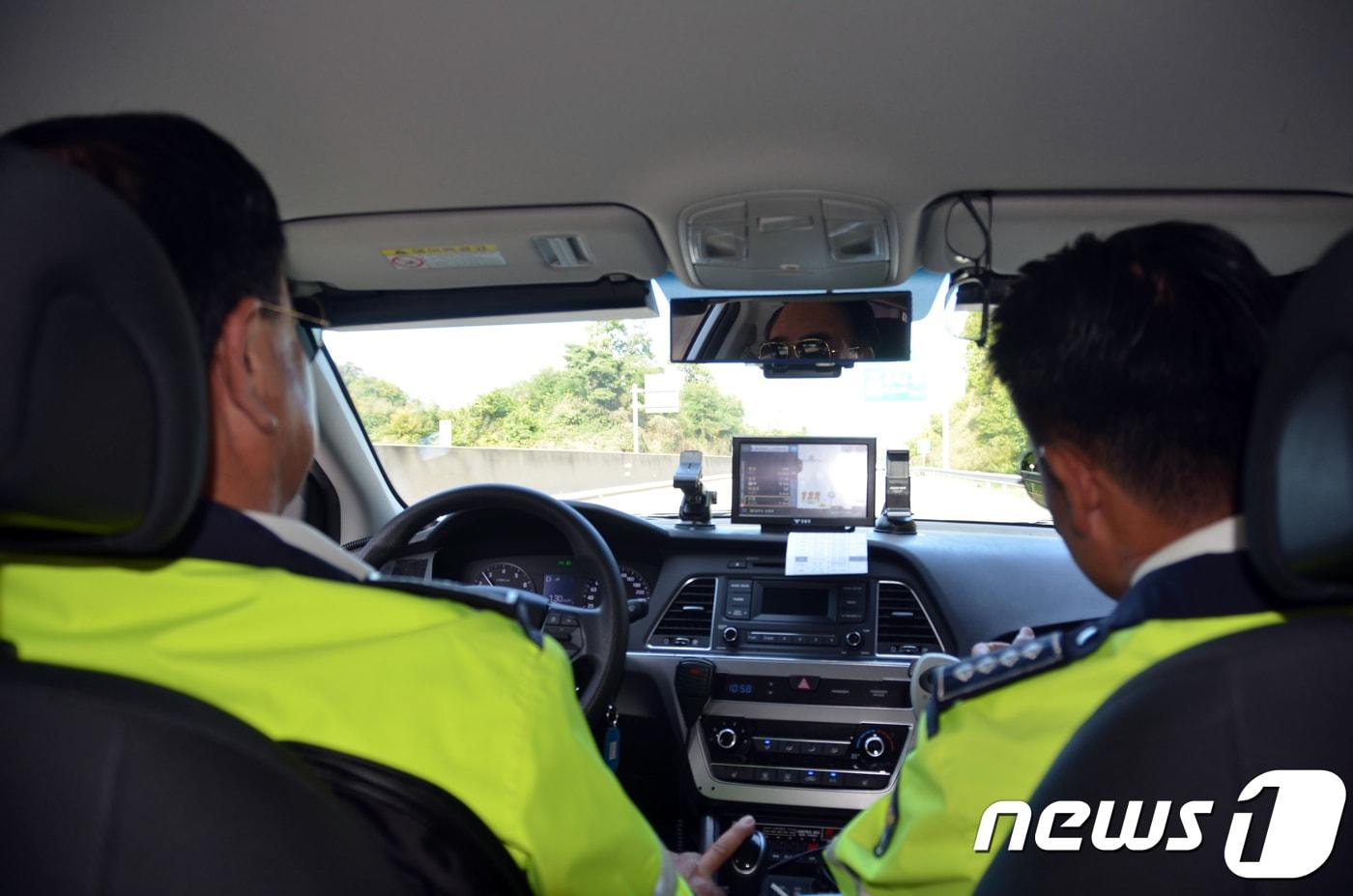 본문 이미지 -  고속도로순찰대 7지구대 대원들이 암행순찰차를 이용해 불법행위 단속을 하고 있다. ⓒ News1 홍성우 기자