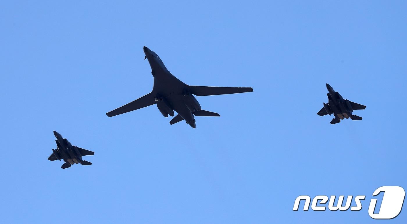 본문 이미지 - '죽음의 백조'로 불리는 미 공군의 B-1B 랜서 전략폭격기. 2017.10.21/뉴스1