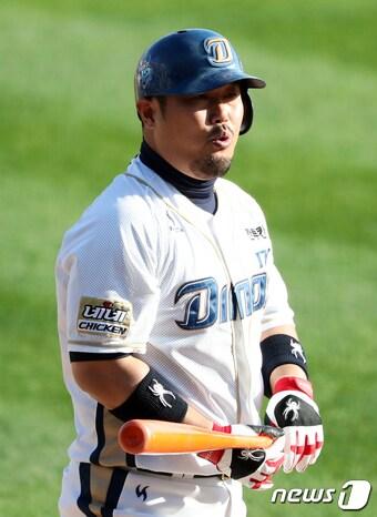 본문 이미지 - 21일 오후 경남 창원시 마산야구장에서 열린 '2017 프로야구 KBO 포스트시즌 플레이오프' 4차전 두산베어스와 NC다이노스의 경기 4회말 NC 공격 2사 주자 1,3루 상황 이호준이 대타로 타석에 들어서고 있다. 2017.10.21/뉴스1 ⓒ News1 이승배 기자