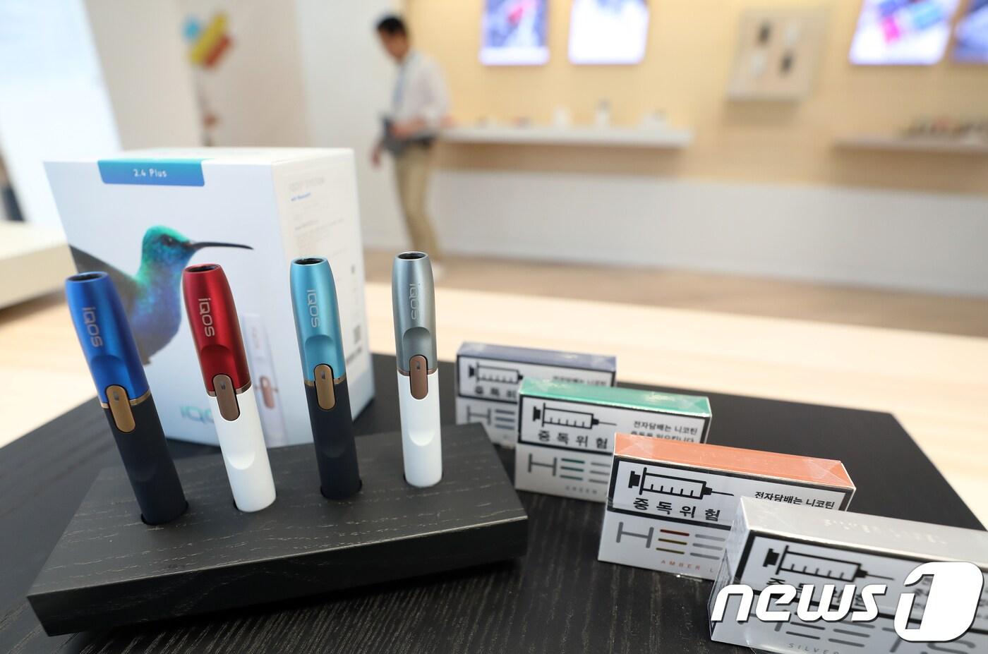본문 이미지 - 서울 종로구 아이코스(IQOS) 광화문점에 궐련형 전자담배가 진열돼있다. /뉴스1 DB ⓒ News1 구윤성 기자
