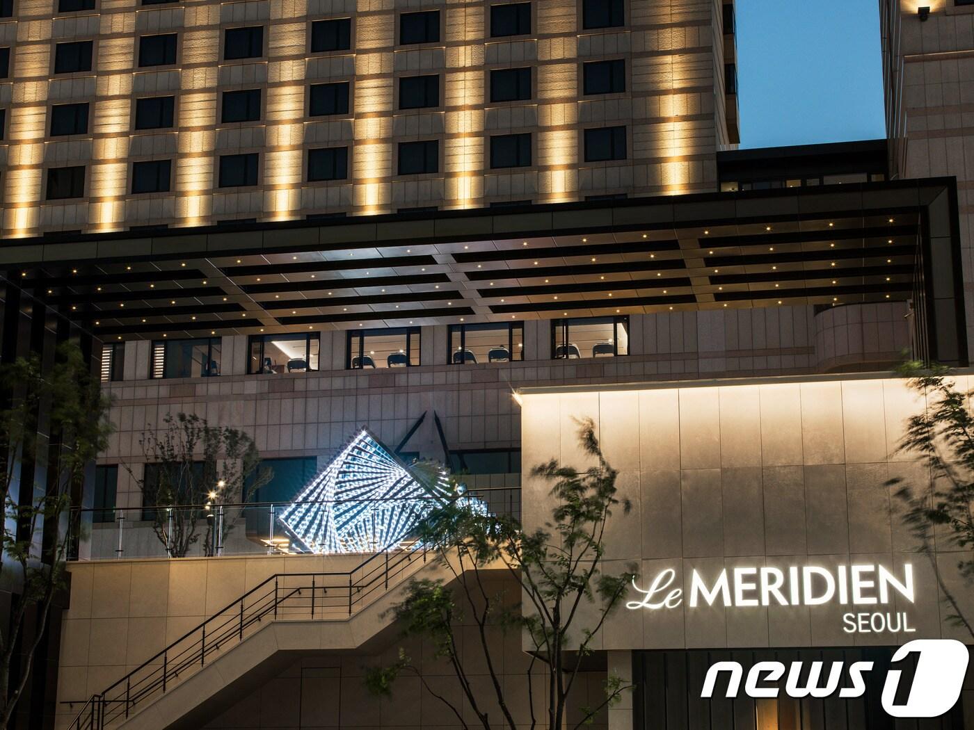 본문 이미지 - 르 메르디앙 서울에 전시된 양민하 작가의 '접+적'ⓒ News1