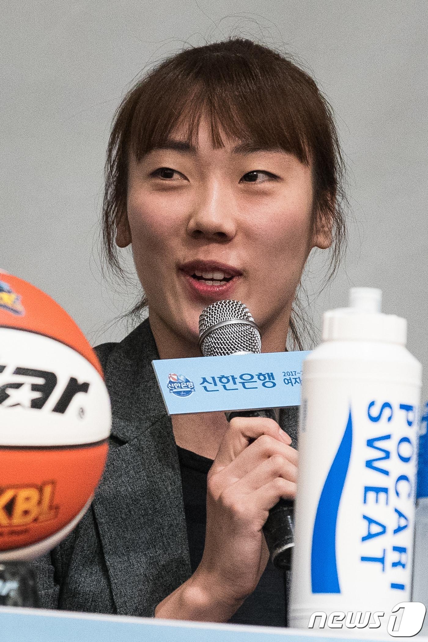 본문 이미지 - 우리은행 박혜진이 23일 서울 서초구 더케이호텔에서 열린 2017-2018 신한은행 여자프로농구(WKBL) 미디어데이에서 시즌에 임하는 각오를 밝히고 있다. 2017.10.23/뉴스1 ⓒ News1 유승관 기자