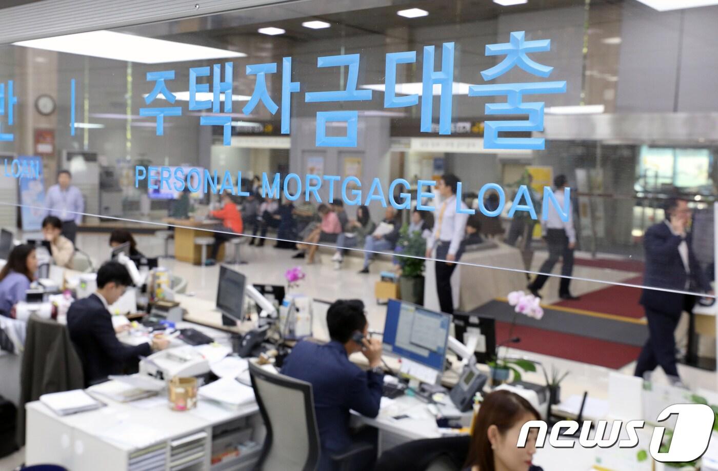 본문 이미지 - 서울 영등포구 국민은행 여의도 영업부에서 직원들이 업무를 보고 있다(사진은 그래픽프로그램으로 좌우반전) 2017.10.23/뉴스1 ⓒ News1 황기선 기자
