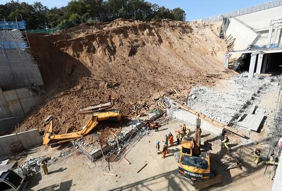 본문 이미지 - 23일 오전 경기 용인시 SLC물류센터 건설현장 옹벽 붕괴 현장에서 구조대원들이 중장비를 동원해 매몰자를 수색하고 있다. 소방당국에 따르면 이날 오전 10시 30분쯤 옹벽이 무너져내려 작업자 1명이 사망하고 9명이 중경상을 입었다. 2017.10.23/뉴스1 ⓒ News1 구윤성 기자