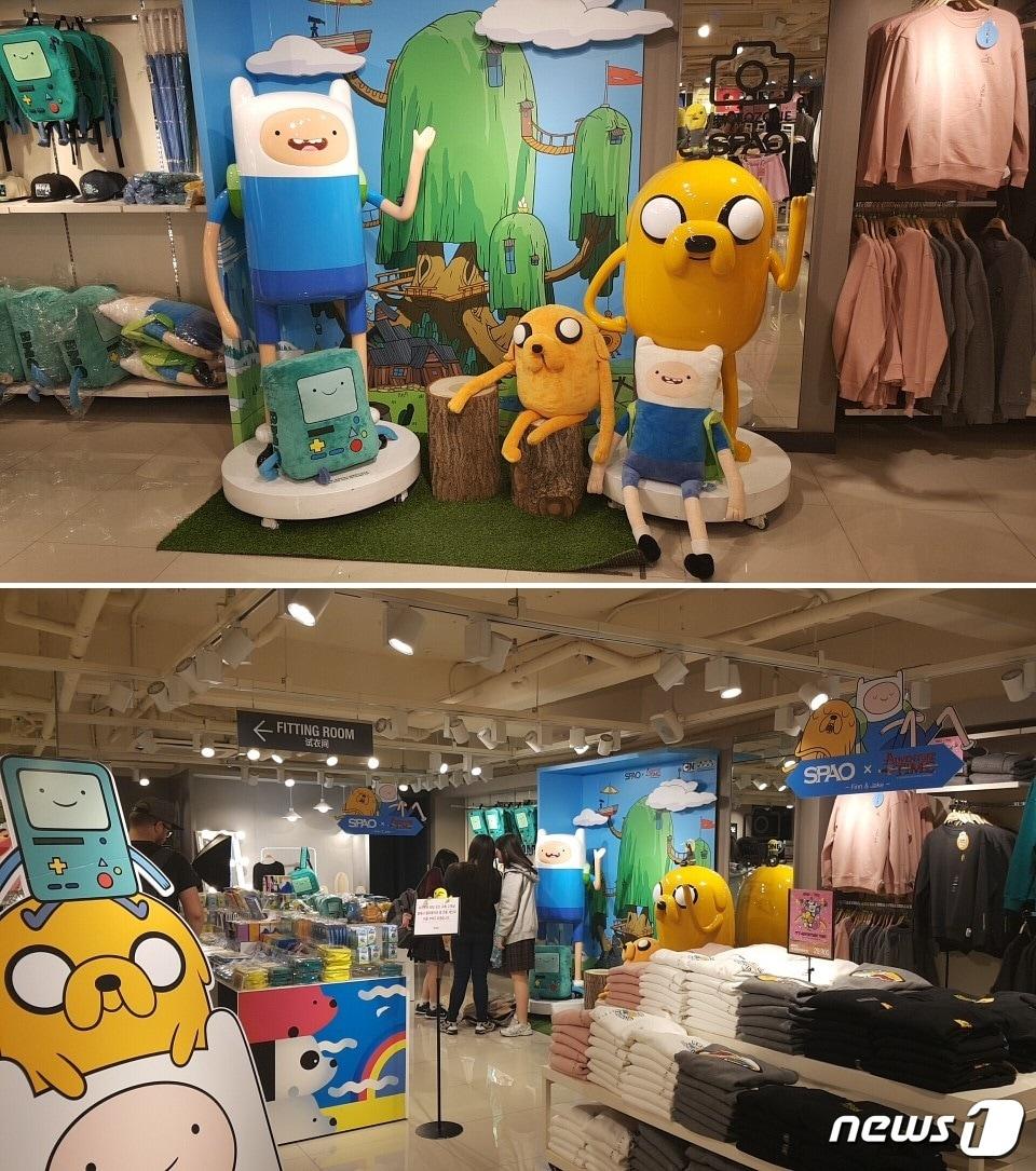 본문 이미지 - 여학생들이 친구들과 함께 스파오 명동점 4층 '콜라보레이션 아일랜드'에 마련된 '핀과 제이크의 어드벤처타임' 포토존에서 사진을 찍으며 즐거워하고 있다. ⓒ News1 김민석 기자