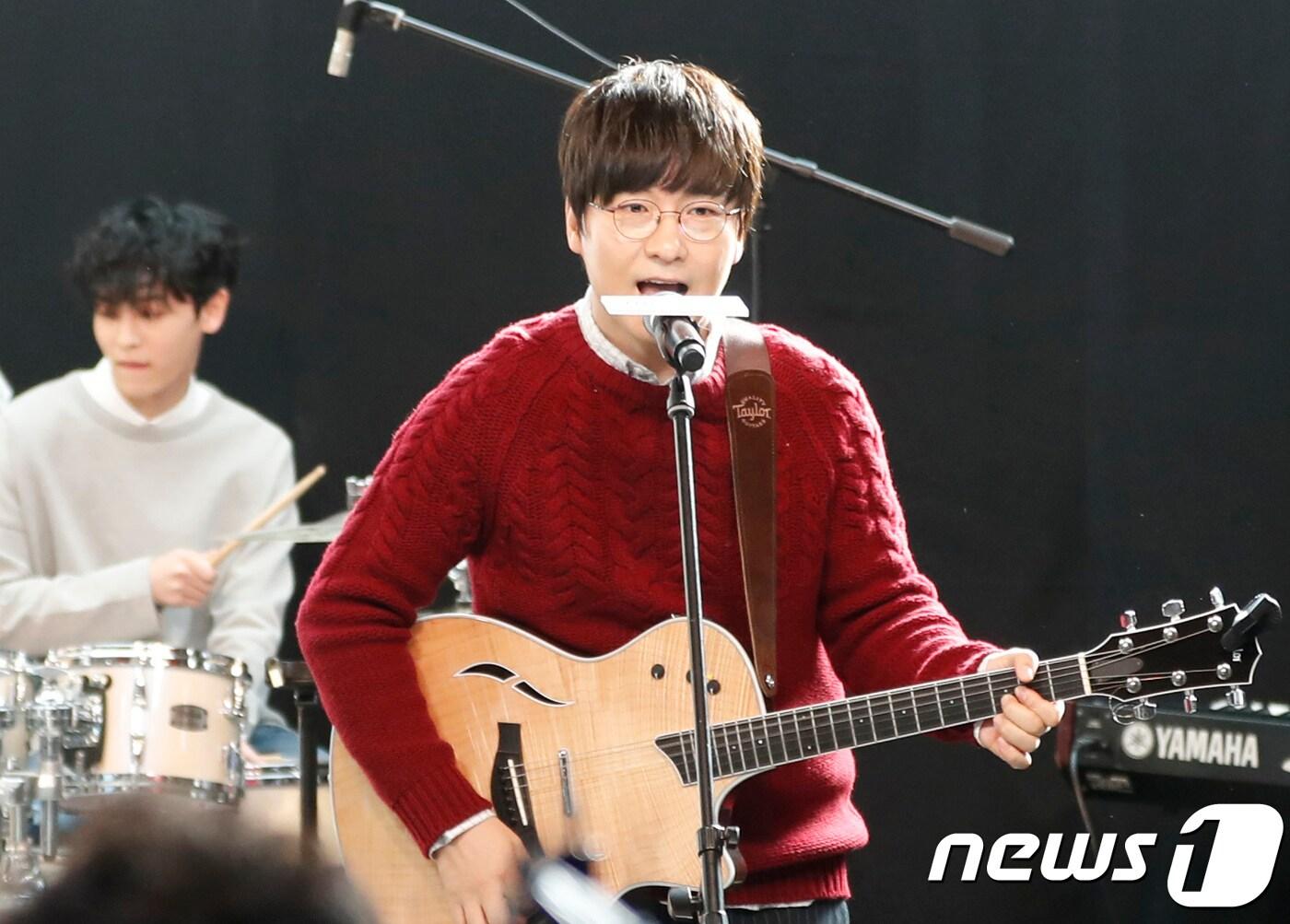 본문 이미지 - 가수 병헌, 이세준(오른쪽)이 24일 오후 서울 강남구 위메프에서 열린 故 김광석 데뷔 30주년 기념 뮤지컬 ‘그여름, 동물원’ 제작발표회에 참석해 열창을 하고 있다. 2017.10.24./뉴스1 ⓒ News1 권현진 기자