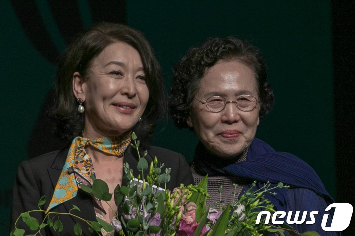 한국연극인복지재단 이취임식 행사에서 윤석화(왼쪽) 신임 이사장과 박정자 초대 이사장./뉴스1 ⓒ News1