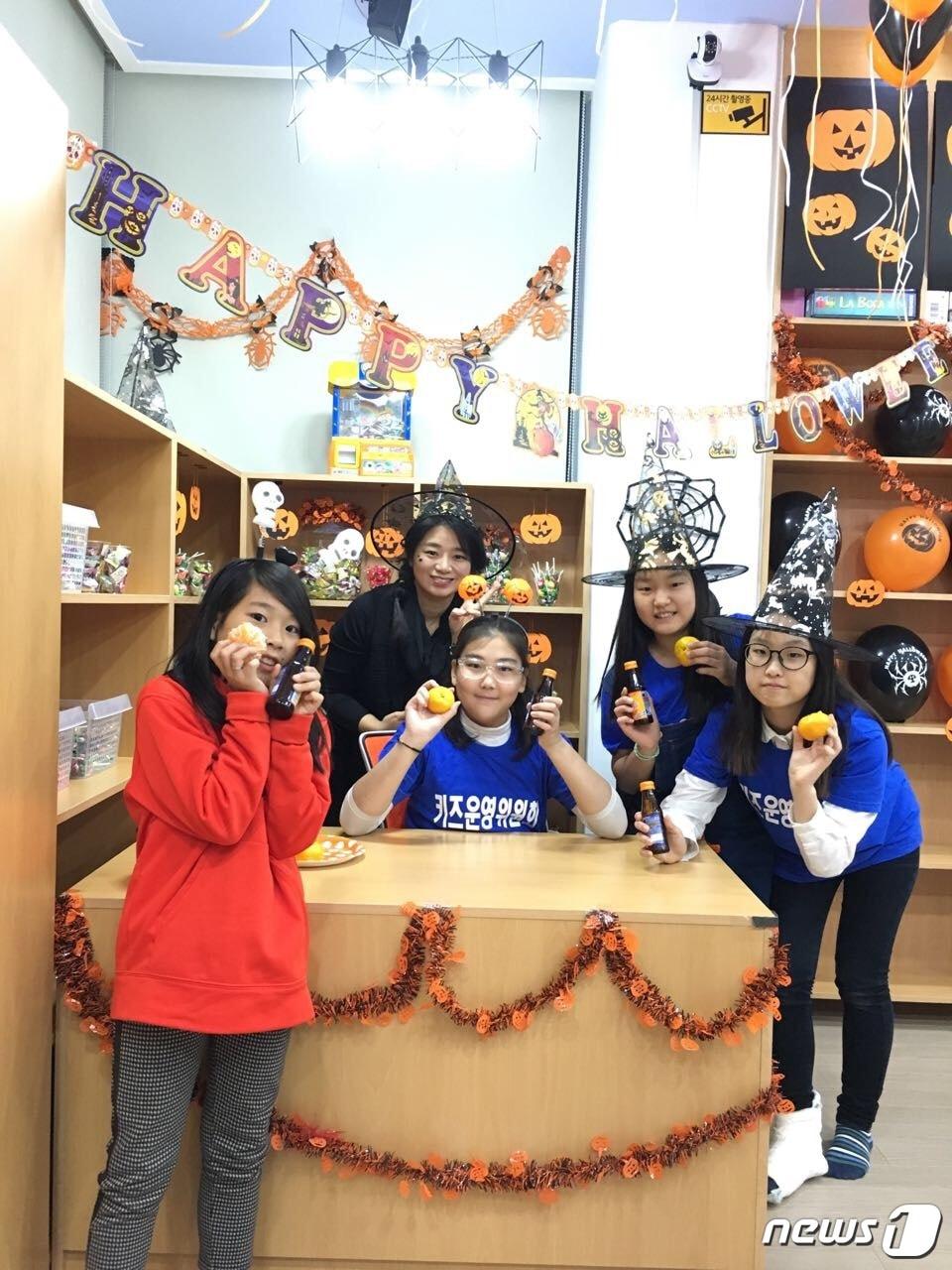 본문 이미지 - 완주군 봉동읍 에코르아파트에서 도깨비 축제가 열리고 있다.(완주군제공)2017.10.24/뉴스1ⓒ News1