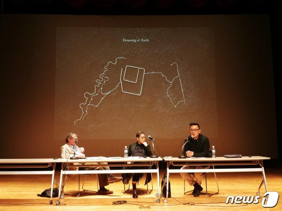 본문 이미지 - 왼쪽부터 앨런 와이즈먼, 최재은 작가, 조민석 건축가. 2017.10.25/뉴스1 ⓒ News1 김아미 기자