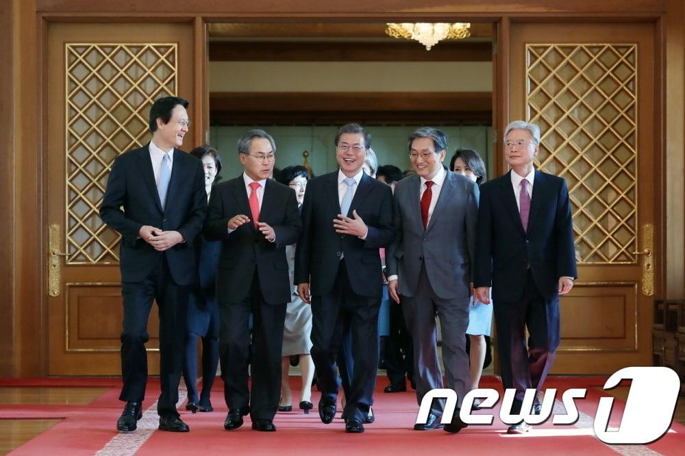 본문 이미지 - 문재인 대통령이 25일 오전 청와대 충무실에서 신임 대사 신임장 수여식을 마치고 대화하며 환담장으로 향하고 있다. 왼쪽부터 이수훈 주일본대사, 우윤근 주러시아대사, 문재인 대통령, 노영민 주중국대사, 조윤제 주미국대사. (청와대) 2017.10.25/뉴스1 ⓒ News1 이광호 기자