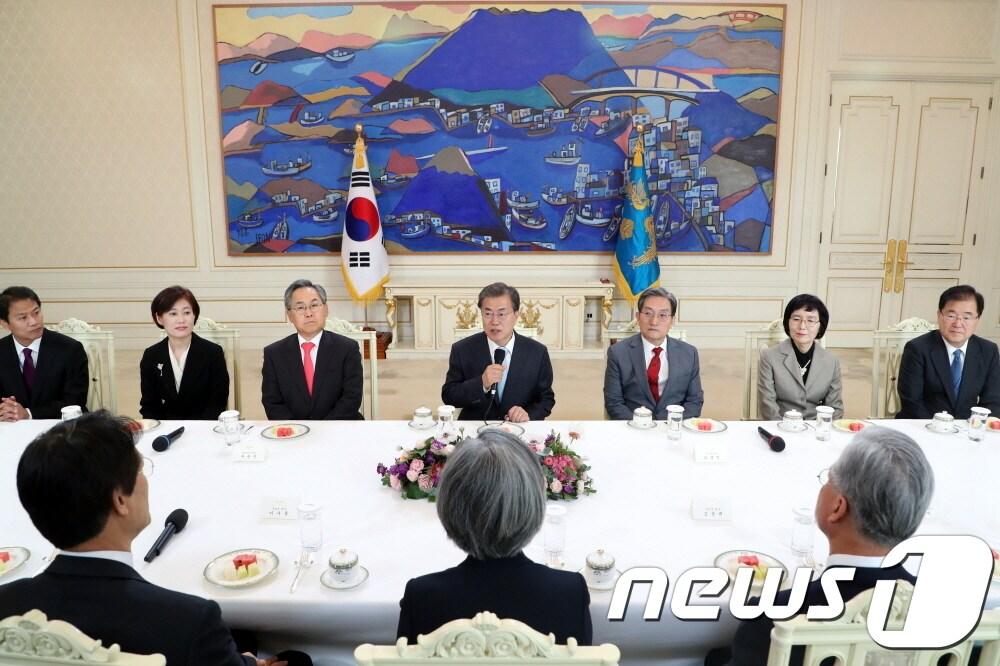 본문 이미지 - 문재인 대통령이 25일 오전 청와대에서 신임 대사들에게 임명장 수여 후 환담하고 있다. (청와대) 2017.10.25/뉴스1 ⓒ News1 이광호 기자