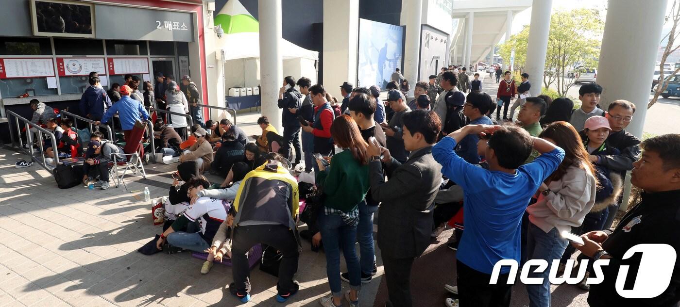 본문 이미지 - 프로야구 2017 타이어뱅크 KBO리그 한국시리즈 1차전 KIA 타이거즈와 두산 베어스의 경기가 열린 지난 25일 오후 광주-KIA 챔피언스필드 매표소 앞에서 예매 취소분을 구매하기 위한 관중들이 줄을 서 있다. /뉴스1 DB ⓒ News1 남성진 기자