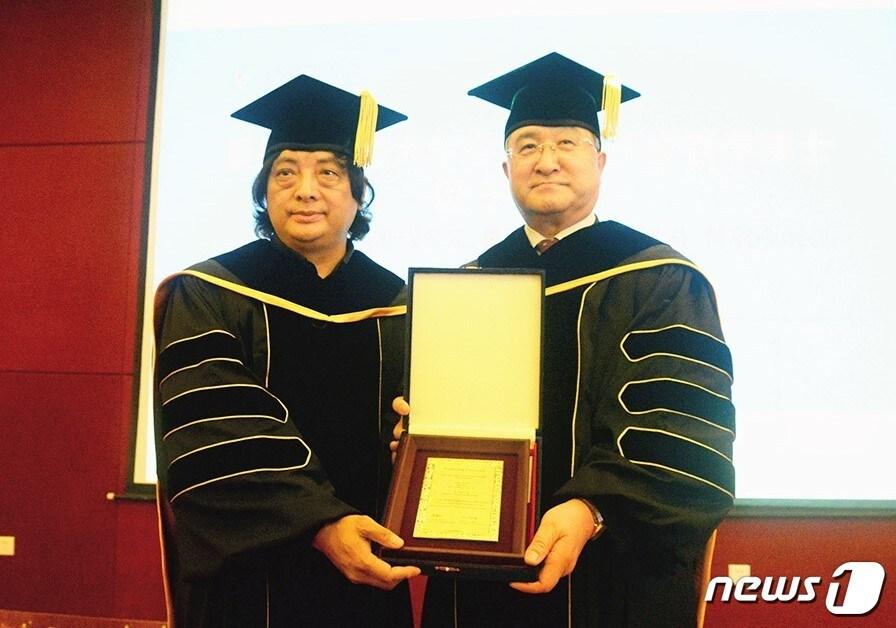 본문 이미지 - 녕강(사진 왼쪽) 중국 경덕진도자대학 총장이 원광대 김도총 총장으로부터 명예 철학박사 학위를 받았다.(원광대 제공)ⓒ News1