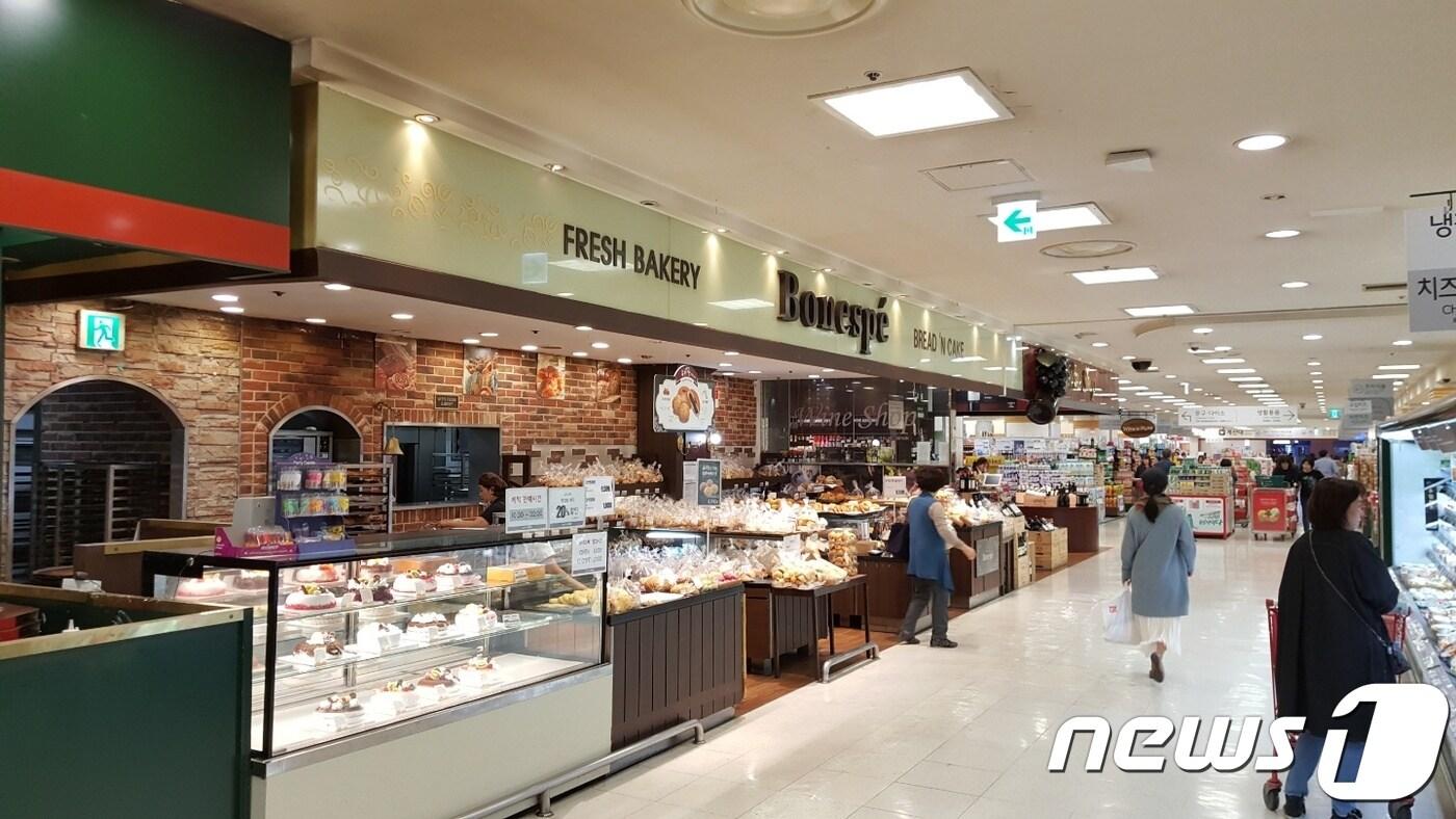 본문 이미지 - 서울 롯데마트 잠실점 내 베이커리 매장ⓒ News1