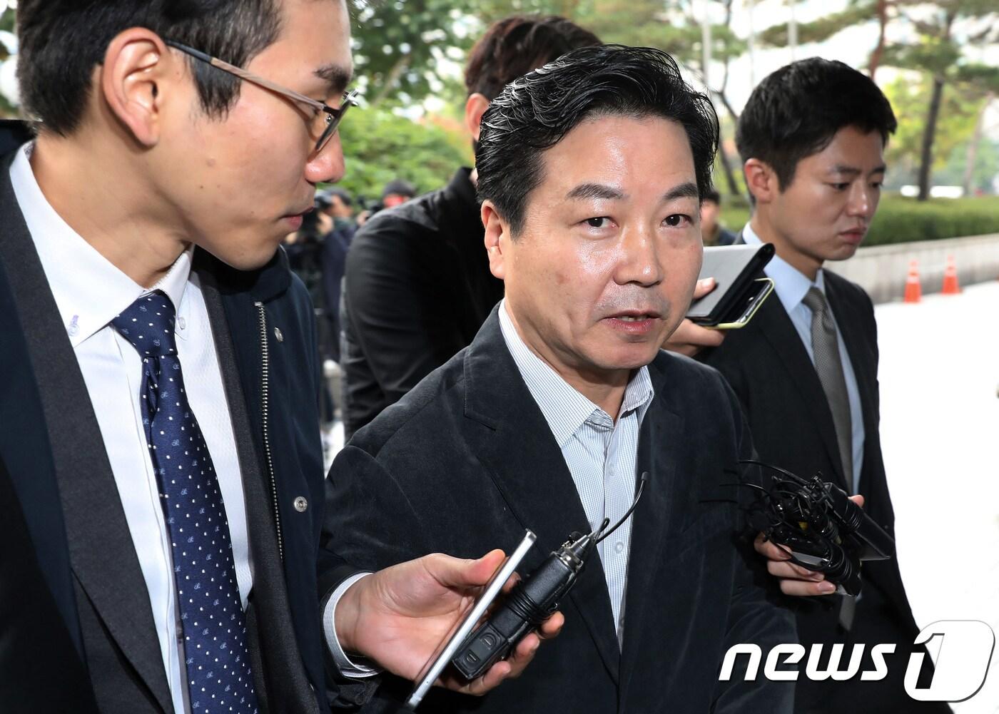 본문 이미지 - 홍종학 중소벤처기업부 장관 후보자가 26일 오전 인사청문회 준비를 위해 서울 여의도에 마련된 사무실로 출근하고 있다.  2017.10.26/뉴스1 ⓒ News1 오대일 기자