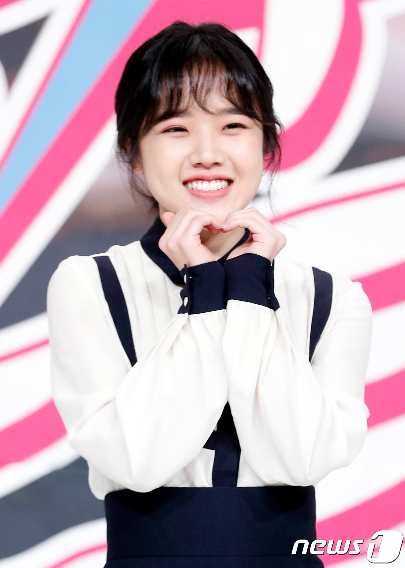 본문 이미지 - 배우 김향기가 26일 오전 서울 영등포 타임스퀘어에서 열린 웹드라마 ‘복수노트’ 제작발표회에 참석해 포즈를 취하고 있다. 2017.10.26./뉴스1 ⓒ News1 권현진 기자