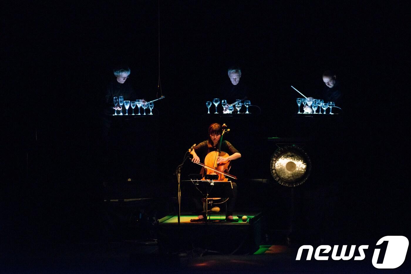 본문 이미지 - 현대음악 연주단체인 크로노스 콰르텟(Kronos Quartet)이 현악기를 비롯해 기합과 허밍, 유리잔과 타악기 등을 사용한 대표곡 '검은 천사'를 연주하고 있다. 크로노스 콰르텟 내한공연이 11월 21일 오후 8시 서울 강남구 역삼동 LG아트센터에서 열린다. (LG아트센터 제공) 2017.10.26/뉴스1 ⓒ News1 박정환 기자