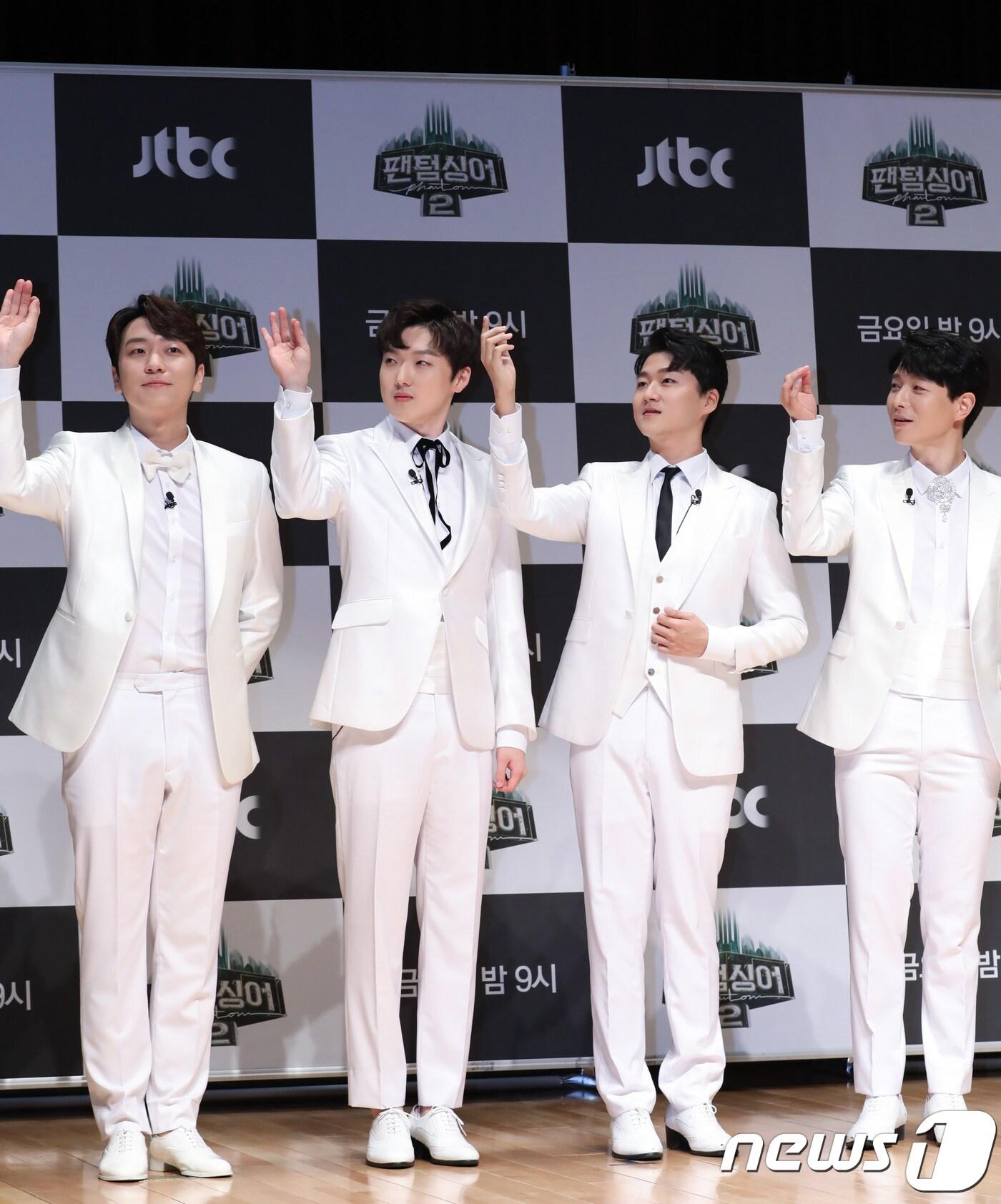 본문 이미지 - 고우림(왼쪽부터), 강형호, 조민규, 배두훈이 26일 오전 서울 상암 JTBC 사옥에서 진행된 '팬텀싱어' 출연진 간담회에 참석해 포즈를 취하고 있다. 2017.10.26 / 뉴스1 ⓒ News1 강고은 에디터