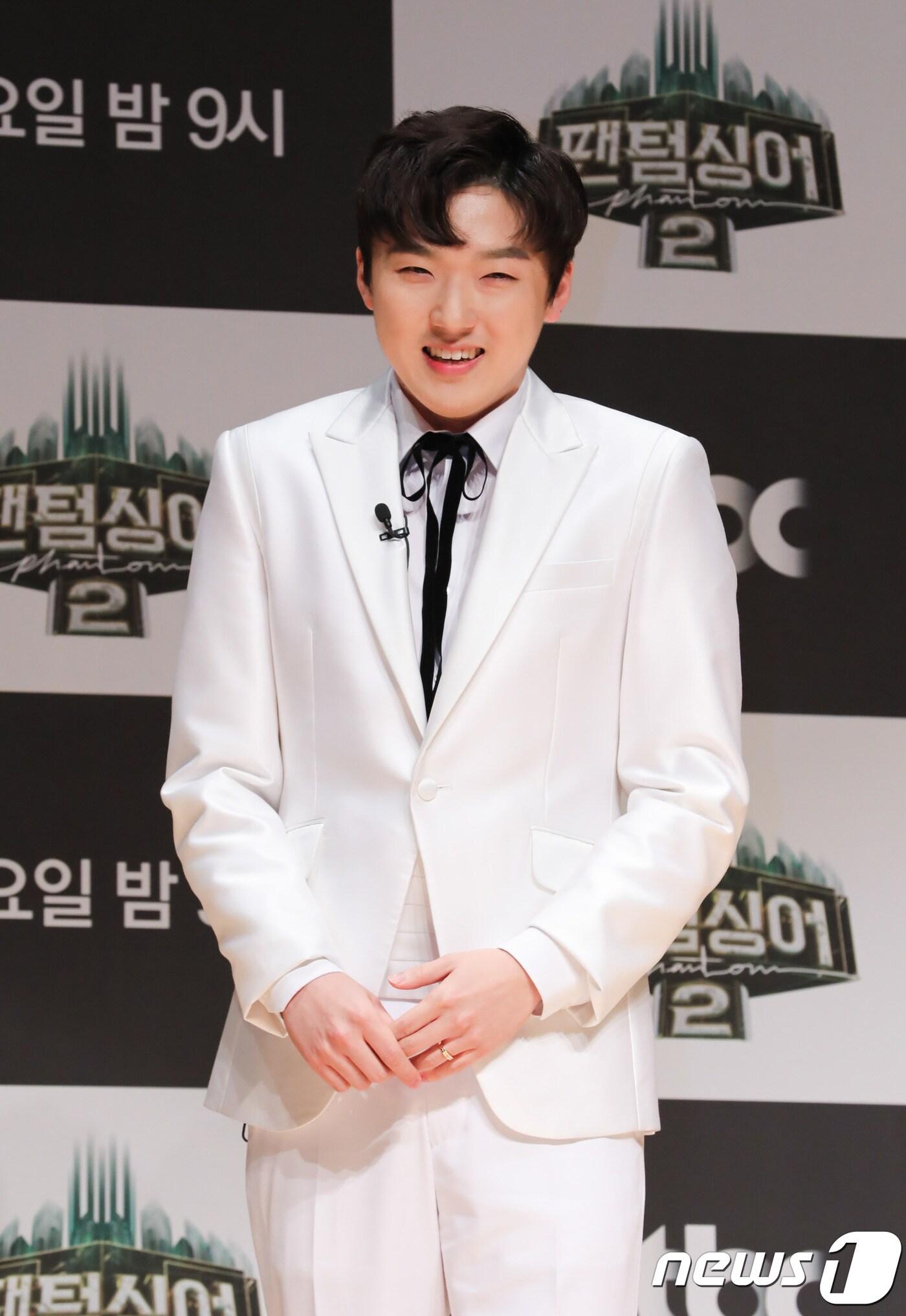 본문 이미지 - 강형호가 26일 오전 상암 JTBC 사옥에서 진행된 '팬텀싱어' 출연진 간담회에 참석해 포즈를 취하고 있다. 2017.10.26 / 뉴스1 ⓒ News1 강고은 에디터