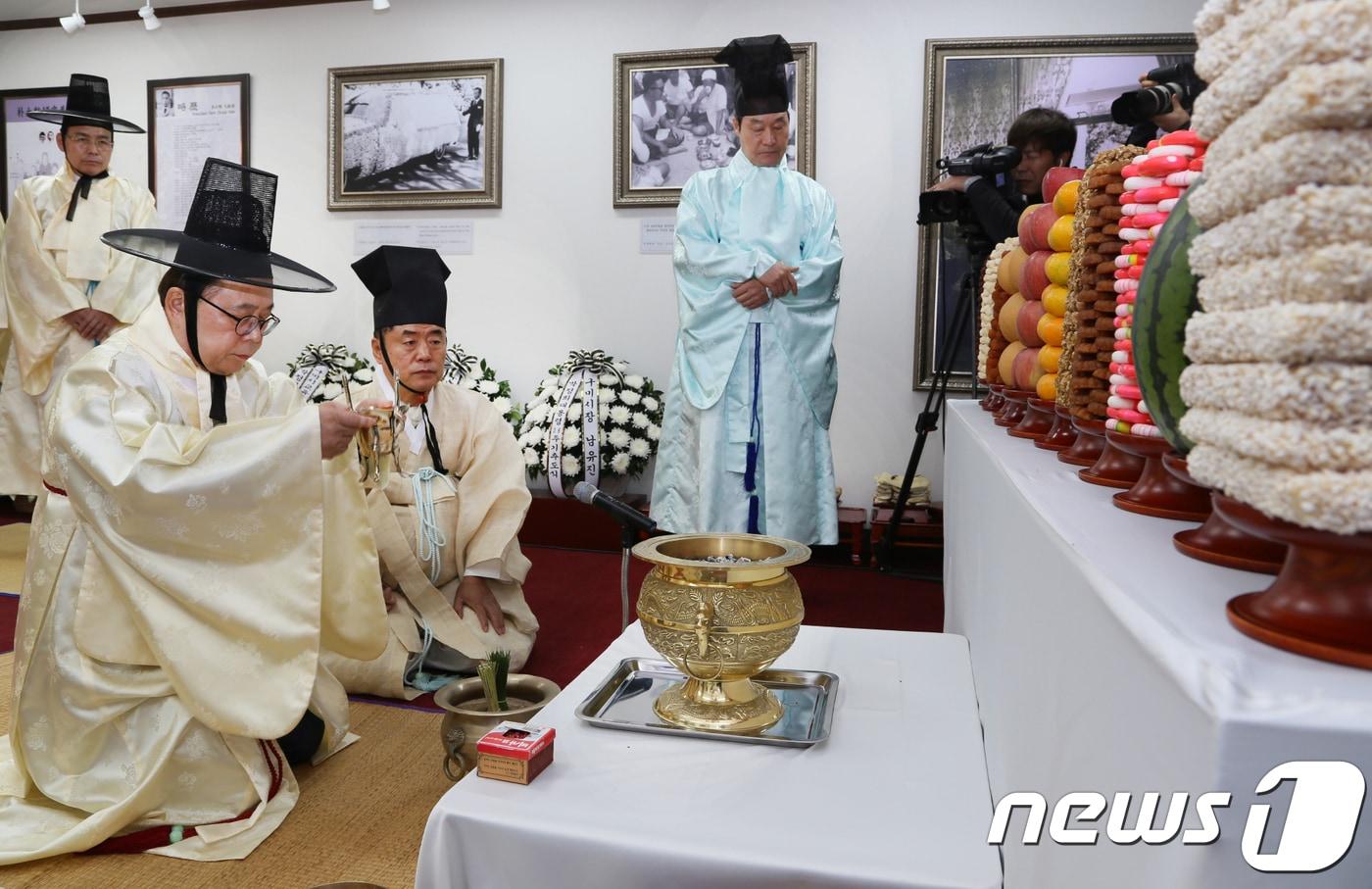 본문 이미지 - 26일 경북 구미시 상모동 박정희 전 대통령 생가에서 열린 '박정희 대통령 제38기 추도식'에서 추모제례 초헌관을 맡은 남유진 구미시장이 영정에 술을 올리고 있다. 남 시장은 추모사를 통해 "대한민국 역사의 큰 별이자 진정한 영웅이시며 존재만으로 우리에게 안식처가 되어주시던 님, 님께서 꿈꾸던 세상을 이 땅에 실현해야 하는 책임과 의무가 있기에 의연히 님의 뜻을 지켜가고 있다＂고 추모했다. 2017.10.26/뉴스1 ⓒ News1 정우용 기자