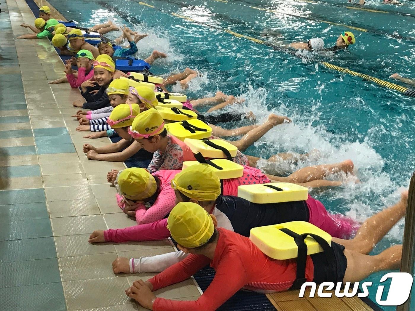 본문 이미지 - 서울신당초등학교 학생들이 수영교육을 받고 있는 모습. 신당초는 교내에 수영장이 없는데도 전교생을 대상으로 수영교육을 실시하고 있다. (서울신당초등학교 제공) ⓒ News1