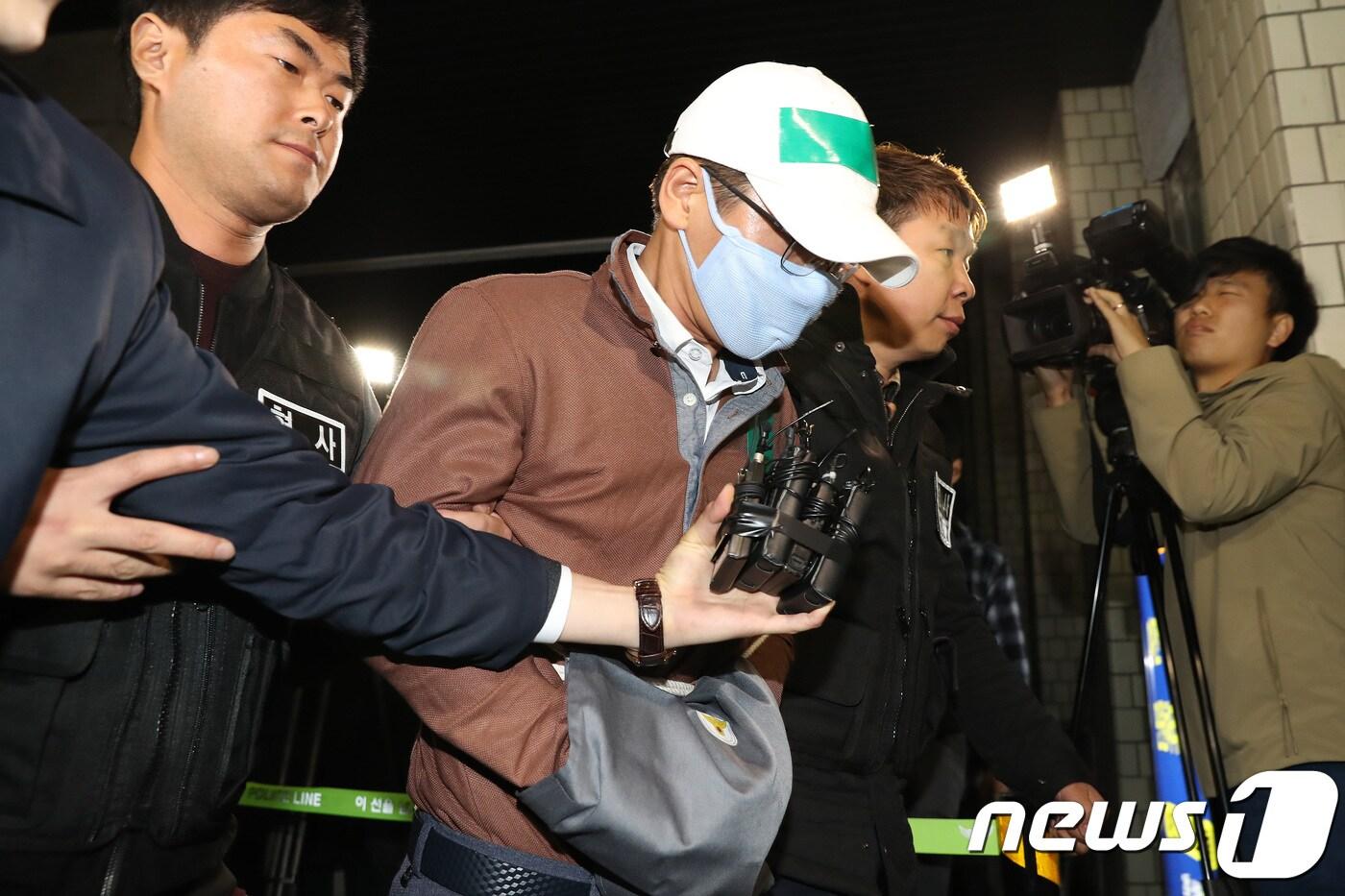 본문 이미지 - 엔씨소프트 윤송이 사장의 부친이자 김택진 대표의 장인 윤모씨(68)를 살해한 피의자 허 씨(41)가 27일 새벽 경기 양평경찰서로 압송되고 있다.  2017.10.27/뉴스1 ⓒ News1 임세영 기자