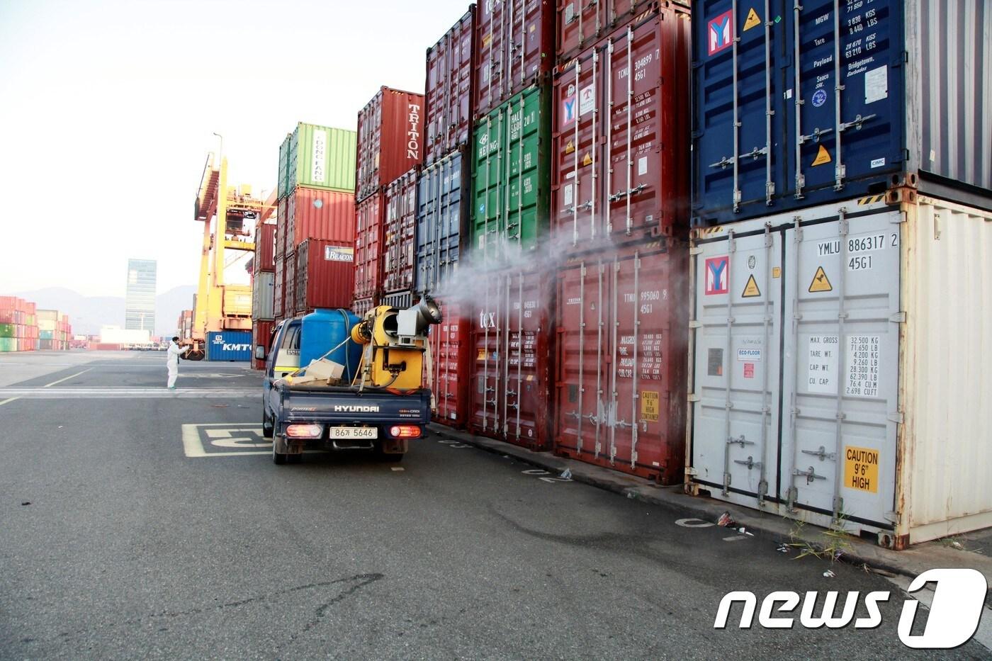 본문 이미지 - 방역 요원들이 전남 광양항 컨테이너부두 국제터미널에서서 붉은불개미 방역 작업을 하고 있다. ⓒ News1 지정운 기자