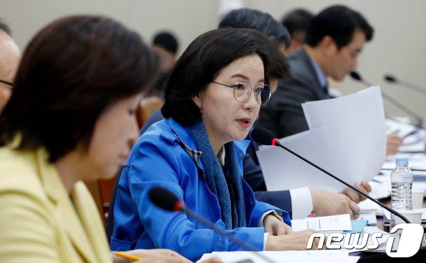 본문 이미지 - 제윤경 더불어민주당 의원이 27일 오전 서울 여의도 국회에서 열린 정무위원회 국정감사에서 질의하고 있다./뉴스1 ⓒ News1 안은나 기자