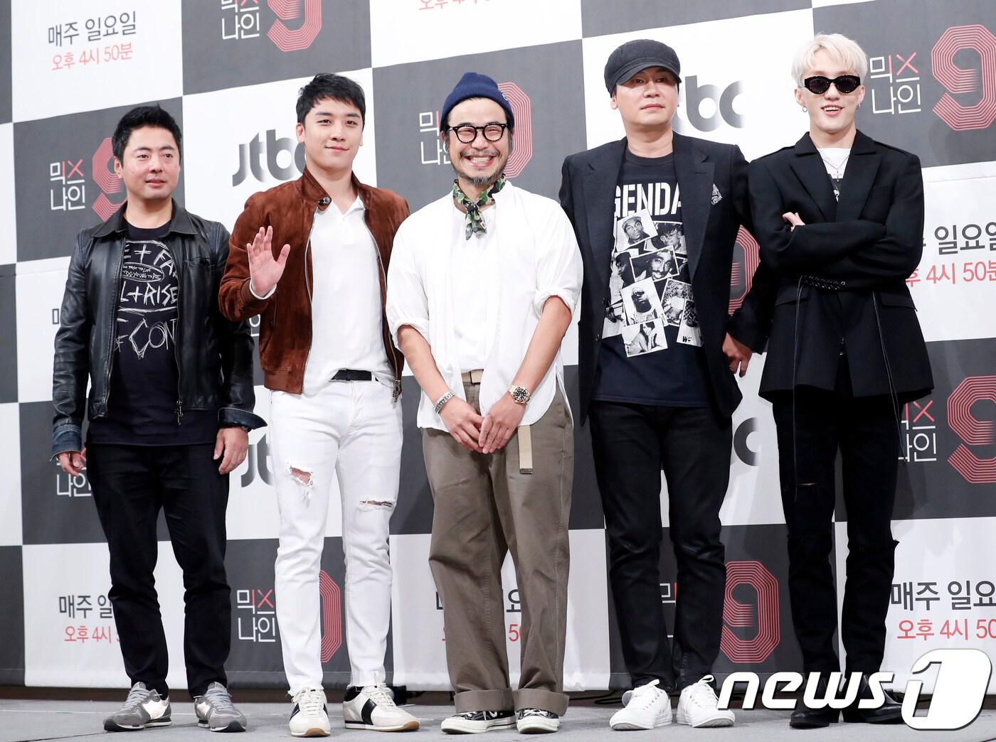 본문 이미지 - 27일 오후 서울 강남구 논현동 임피리얼 팰리스 호텔에서 열린 JTBC ‘믹스나인’(연출 유성모, 이상윤, 강지은, 박상현) 제작발표회에 참석한 유성모 PD(왼쪽부터), 빅뱅 승리, 한동철 PD, 양현석YG 대표, 자이언티가 포즈를 취하고 있다. 2017.10.27./뉴스1 ⓒ News1 권현진 기자