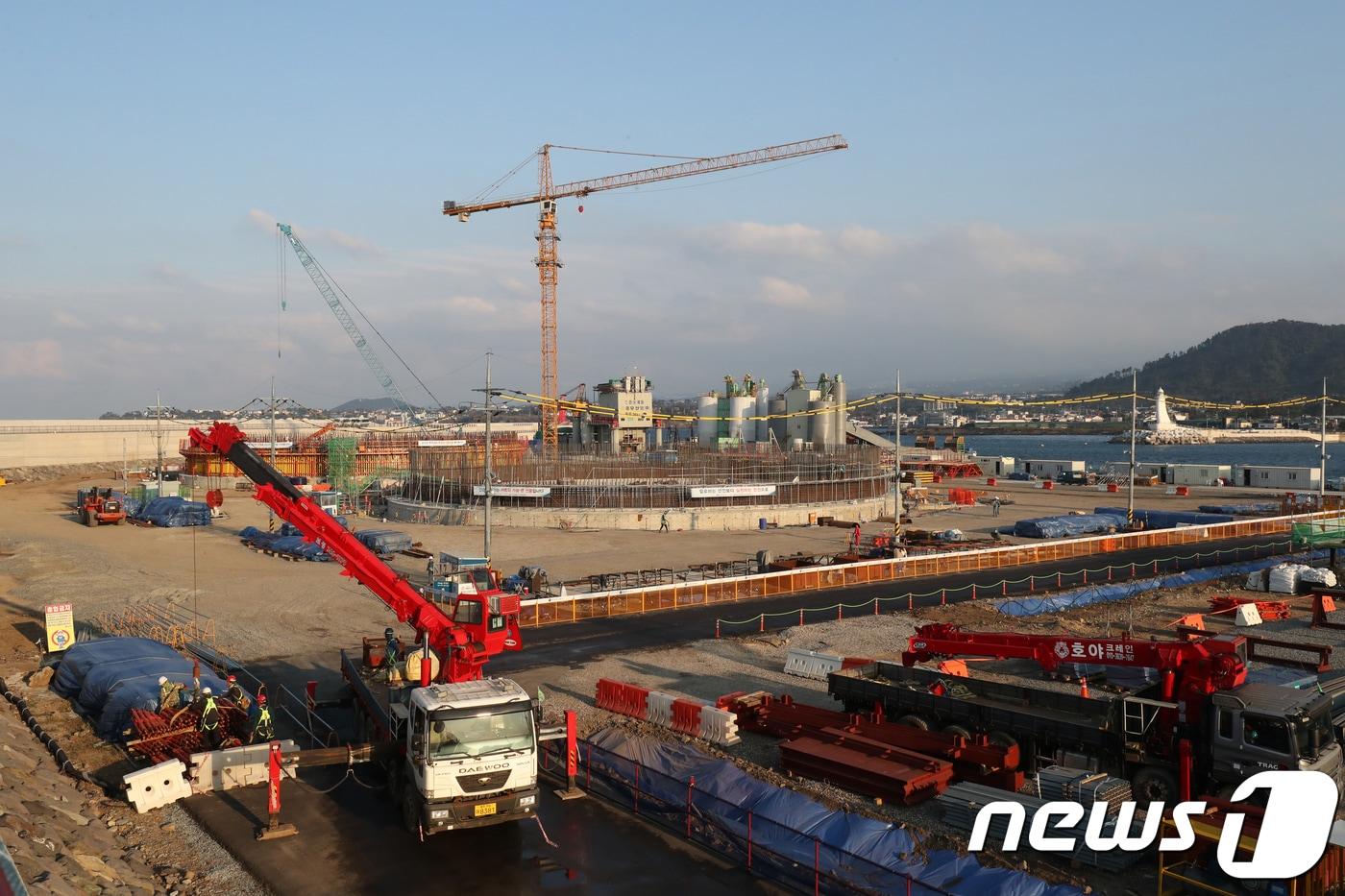본문 이미지 - 제주시 애월읍 애월항 제주 LNG 인수기지 공사 모습 ⓒ 뉴스1 이석형 기자