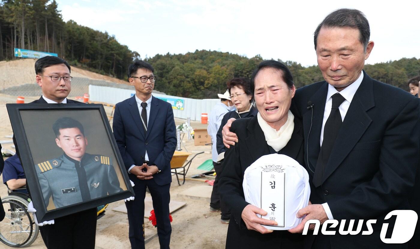 대표적 군 의문사 사건의 당사자인 고(故) 김훈 중위 안장식이 국립대전현충원에서 열렸다. 이날 안장식에서 아버지 김척 예비역 중장과 어머니 신선범 여사가 고인의 유해를 들고 오열하고 있다. 2017.10.28/뉴스1 ⓒ News1 