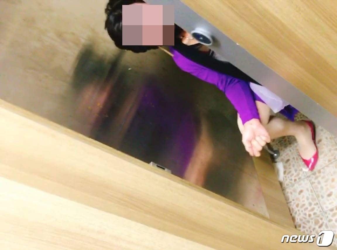 본문 이미지 - 지난 27일 오후 9시쯤 충북 청주시 청원구 사직동 청주체육관 공용 남자 화장실에서 A씨(63)가 여장을 한 채 변기에 앉아 있다. (SNS 캡쳐) ⓒ News1