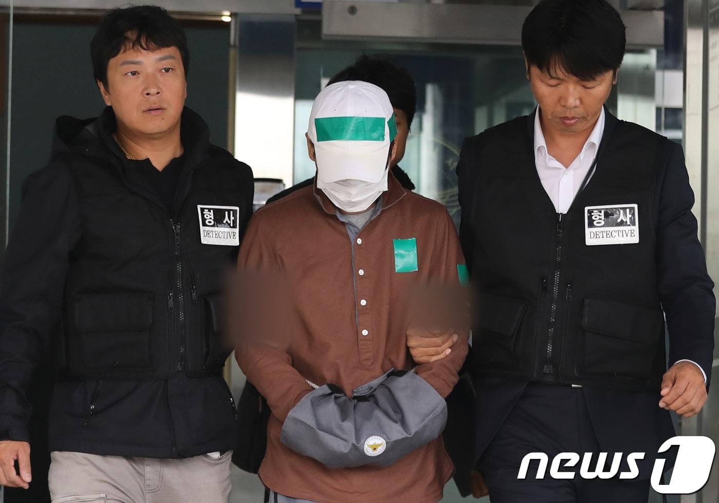 본문 이미지 - 엔씨소프트 윤송이 사장의 부친이자 김택진 대표의 장인 윤모씨(68)를 살해한 피의자 허 씨(41)가 영장실질심사를 받기 위해 29일 오후 경기도 여주시 산북면 여주경찰서에서 호송차로 이동하고 있다. 2017.10.29 ⓒ News1 오장환 기자